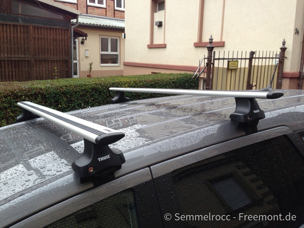 Freemont ohne Reling mit Dachträger und Dachbox