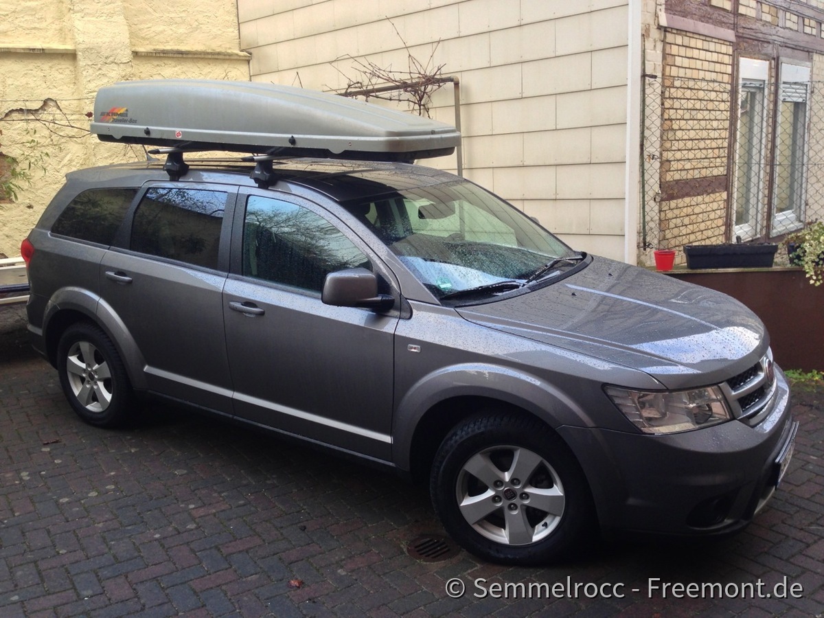 Freemont ohne Reling mit Dachträger und Dachbox